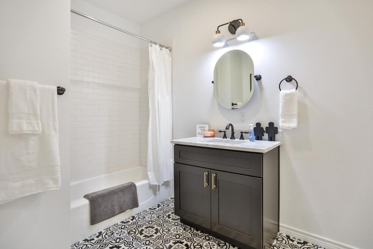 Hill Country Haven A Modern Rustic - 2 Bedroom 2 Bathroom Townhouse Off Main Street Fredericksburg Eksteriør bilde